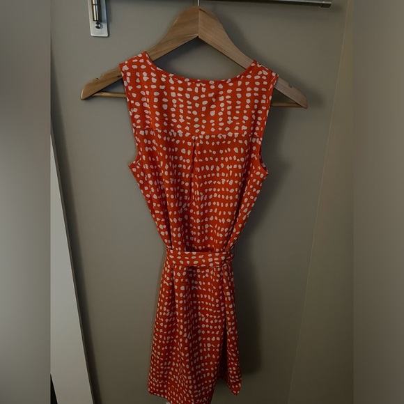 Ann Taylor Sleeveless, Lightweight, V-Neck Dress in Pink & White Pattern in XXSP - Picture 2 of 3